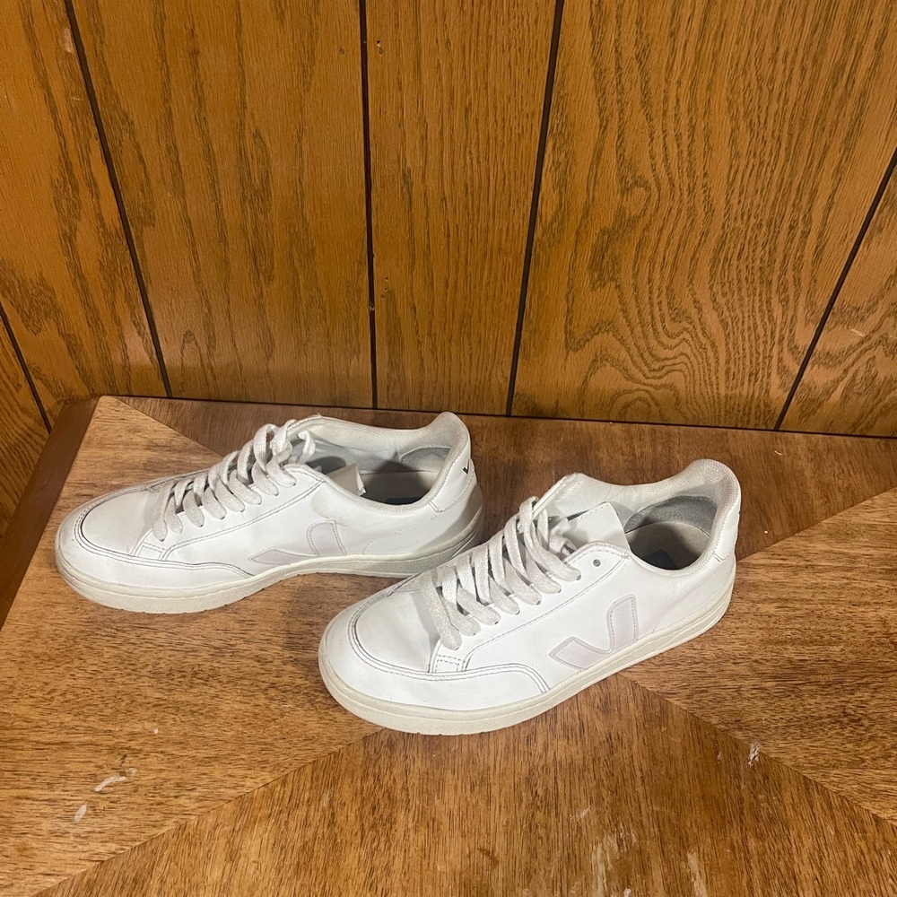 Veja V-12 Leather In White Shoes - Picture 2 of 13